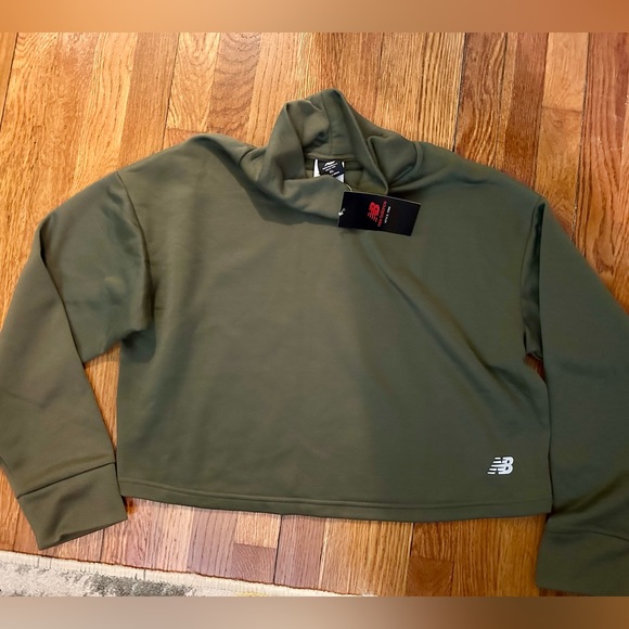 New Balance Cropped Sweatshirt NWT - Picture 3 of 4